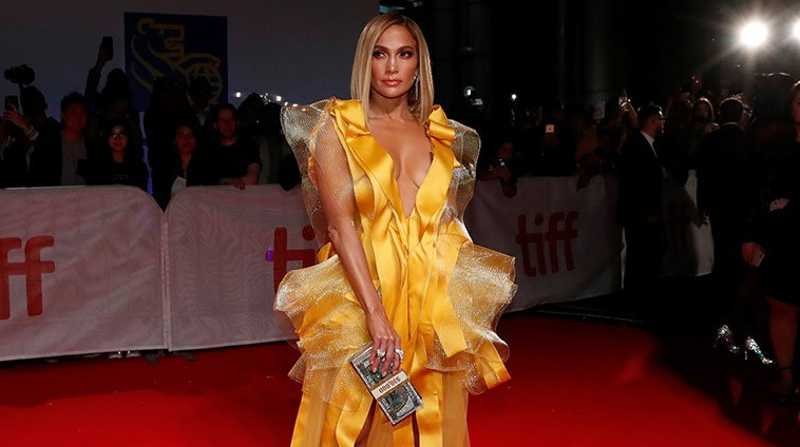 Em evento, Jennifer Lopez é alvo de grupo de ativistas contra uso de pele de animais em roupas