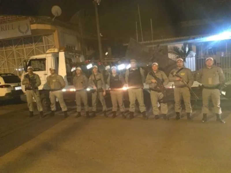 Brigada flagra 37 pessoas em rinha de galo, em Ametista do Sul, RS