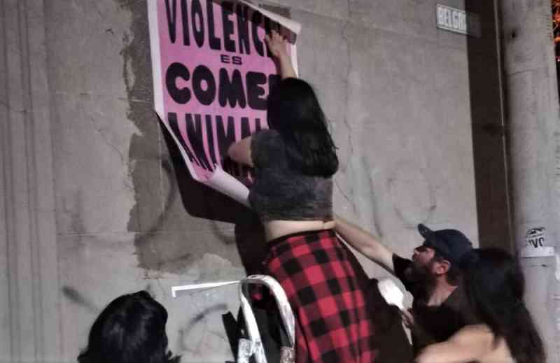 Ativistas veganos argentinos colaram cartazes com os dizeres ‘Violência é comer animais’