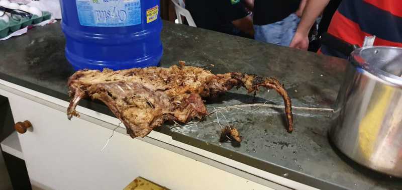 Churrasco de carne de cachorro era servido na rinha, de acordom com a Polícia Civil — Foto: Polícia Civil do Paraná/Divulgação