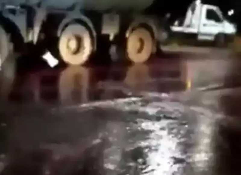 Sangue bovino vaza de caminhão e ‘inunda’ ruas de Vianópolis, GO