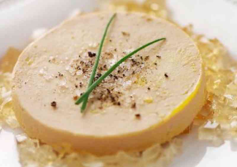 Foie gras significa fígado gordo. O produto é conseguido com a superalimentação das aves num curto período de tempo antes do abate