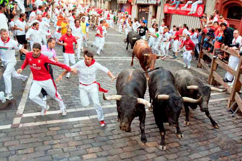 Seis pessoas ficam feridas na primeira corrida de touros do festival de San  Fermin, na Espanha