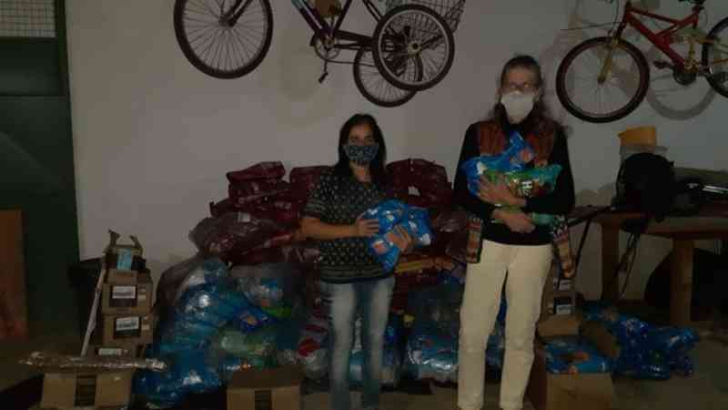 Protetores recebem doação de 1 tonelada de ração para alimentar animais abandonados em Petrópolis, no RJ