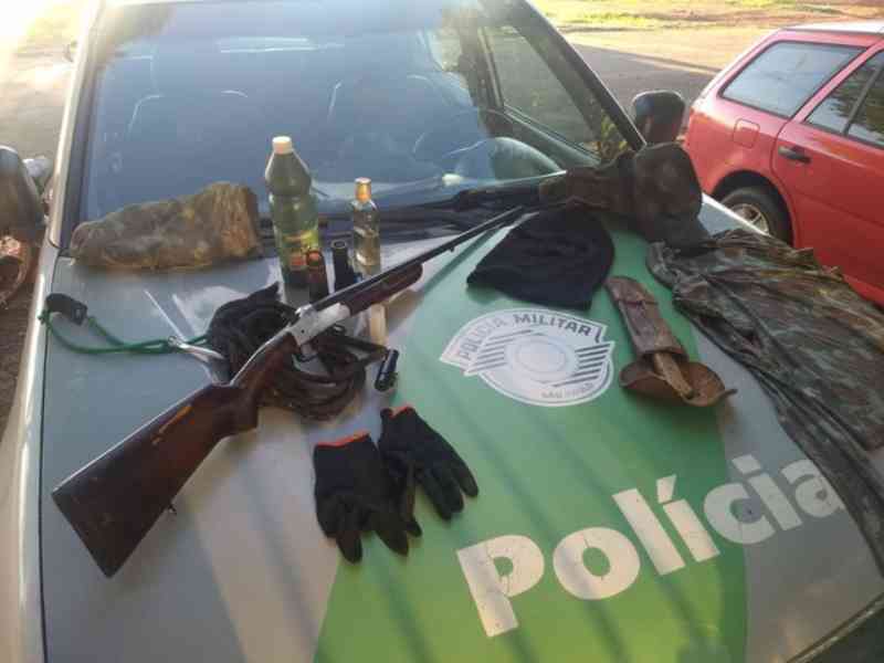 Espingarda e materiais para caça de animais são apreendidos pela Polícia Ambiental em Paulicéia, SP