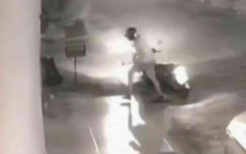 Homem é suspeito de agredir cachorro após se desequilibrar e cair da moto, em Goiânia; vídeo