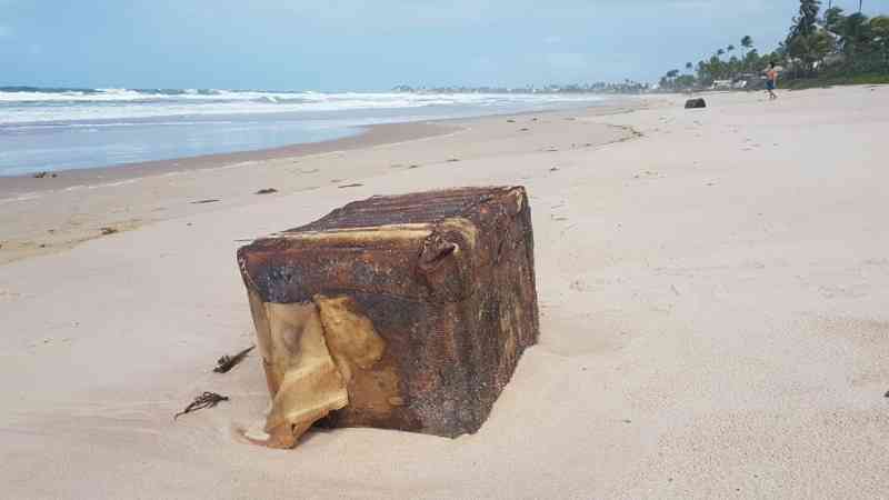 Caixas misteriosas achadas no litoral nordestino podem ser tóxicas para animais marinhos, diz governo de Pernambuco