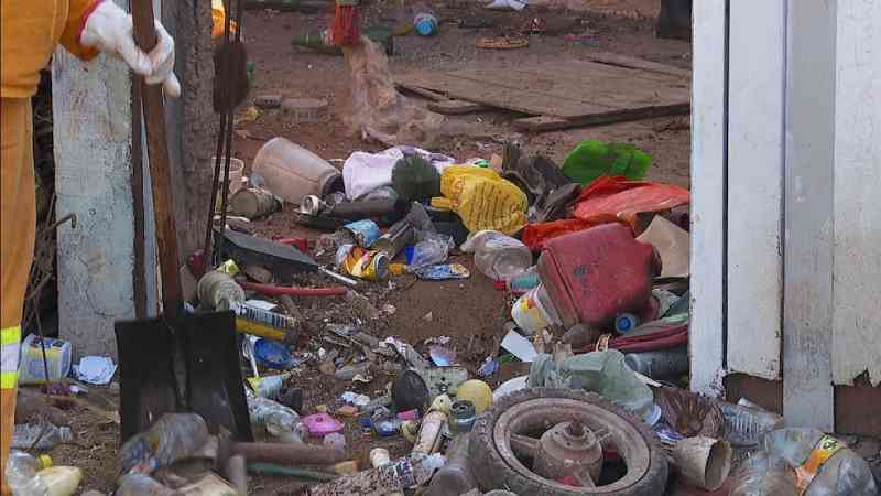 Casa com 30 cães, restos de comida e lixo é limpa pela Prefeitura de Ribeirão Preto, SP