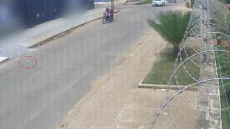 Câmeras de segurança flagram motorista jogando gata pela janela de carro no AC; veja vídeo