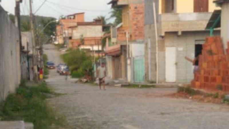 Homem arrasta cachorro com moto e tenta balear denunciantes na Bahia; veja vídeo