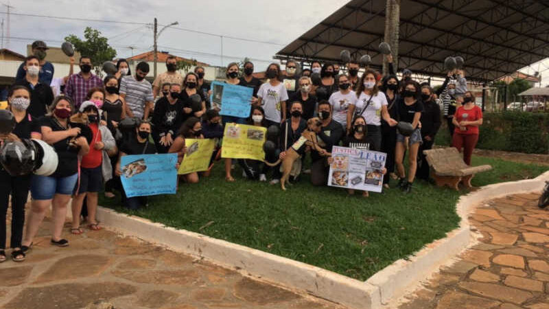Manifestantes pedem justiça por cachorro morto após ser arrastado em Goiás