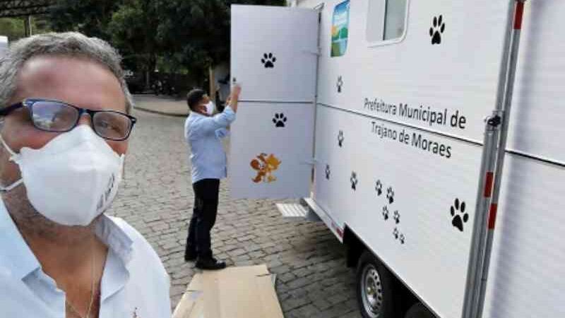 Prefeitura de Trajano Moraes (RJ) adquire castramóvel para o controle da população de cães e gatos