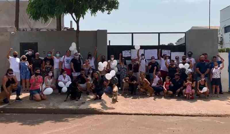 Grupo protesta por justiça após pit bull ser morto a tijoladas em Assis, SP