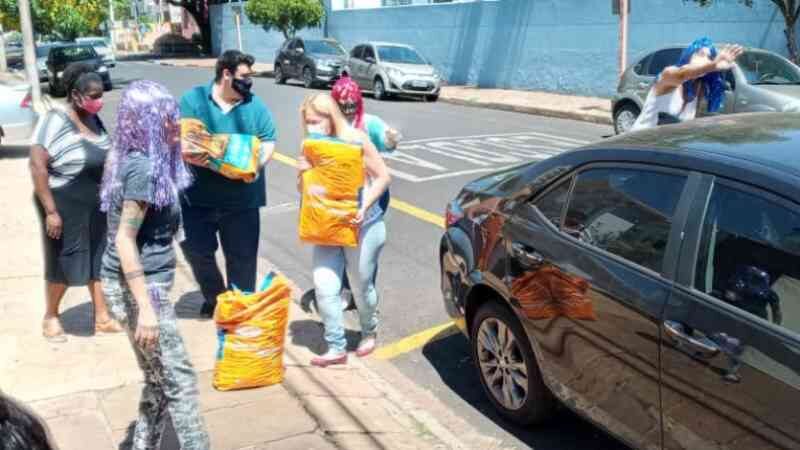 Campanha solidária arrecada 120 quilos de ração animal em Araraquara, SP
