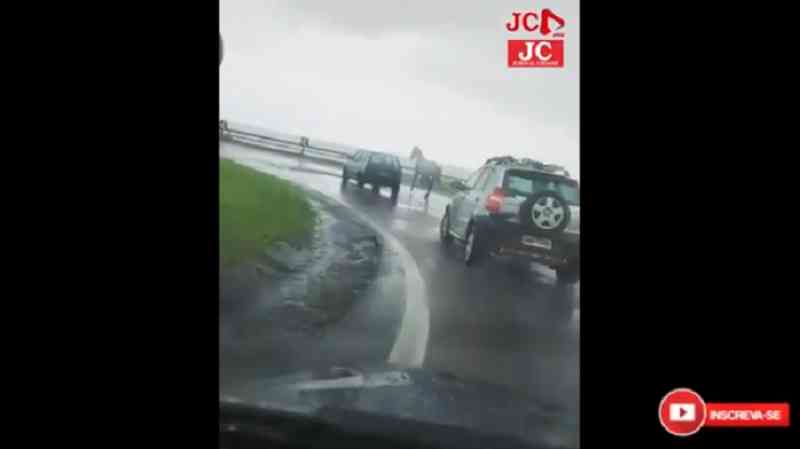 Motorista é flagrado com cavalo amarrado a carro com placas de Rio Claro (SP) em rodovia