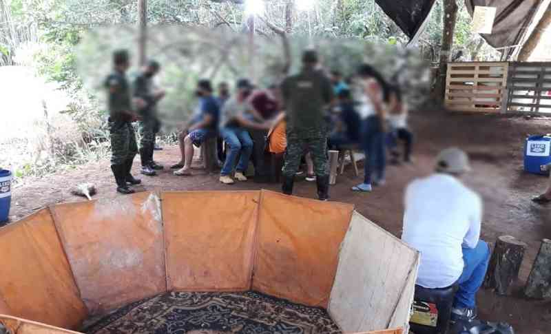 Mais de 20 pessoas são detidas em rinha de galo em Patrocínio, MG