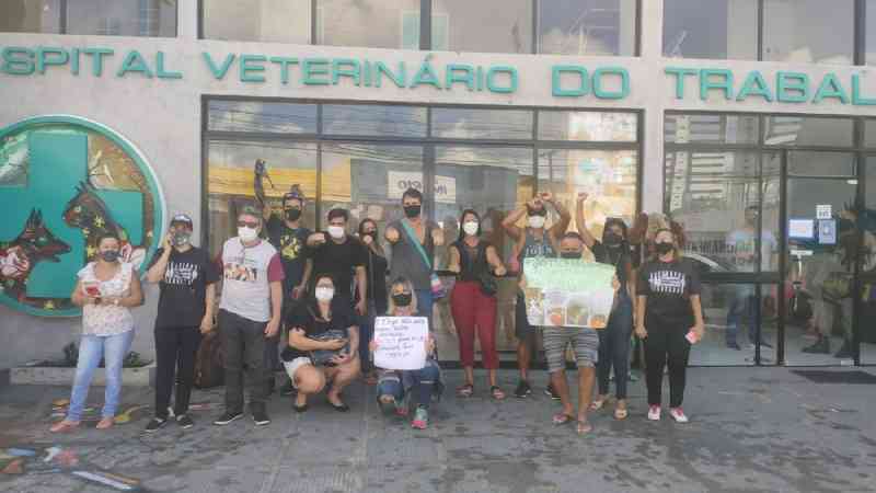 Grupo protesta em frente a hospital veterinário em Maceió e denuncia mortes de animais