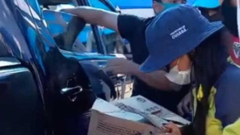 Animais ficam trancados em carro da Prefeitura de Brasnorte (MT) expostos ao calor