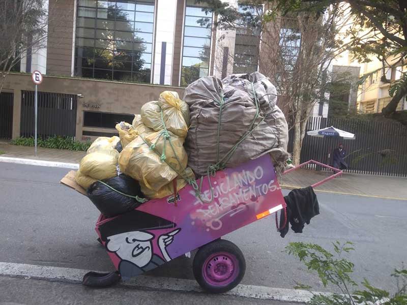 Carroça de Quirino carrega cerca de 300 kg — Foto: Arquivo pessoal