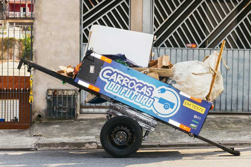 A "carroça do futuro" consegue transportar 200 kg a mais de sucata do que uma convencional — Foto: Vitor Jardim