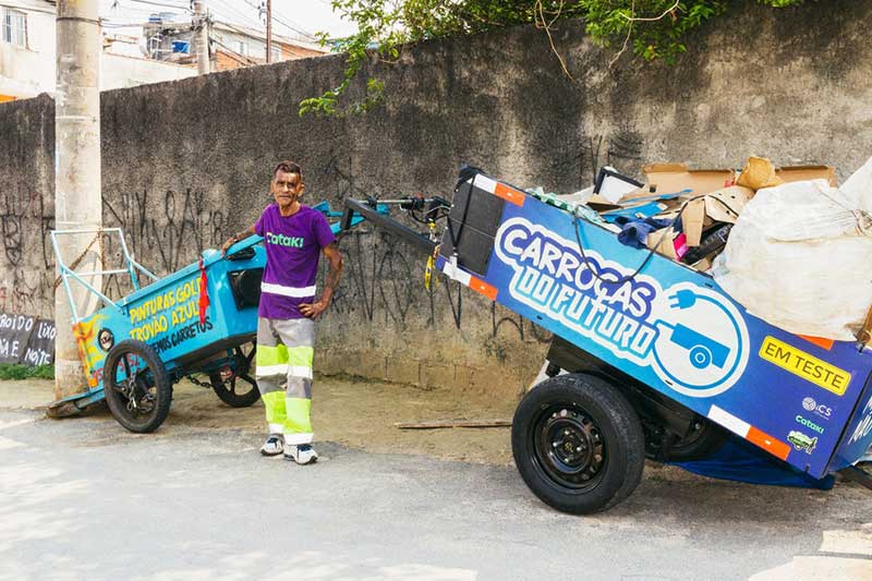 Fábio Gonçalves deixou sua carroça parada para testar o modelo elétrico — Foto: Vitor Jardim