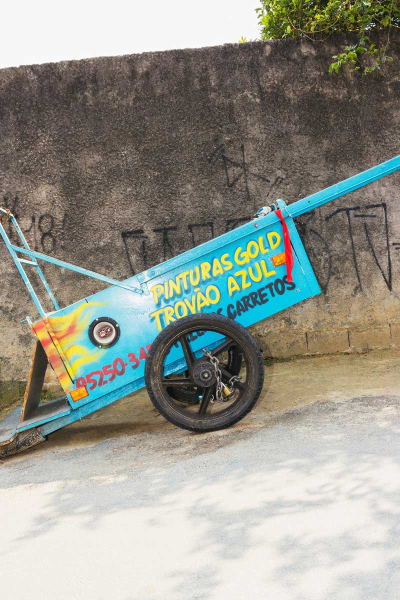 A arte feita por Gonçalves ajuda o catador a recolher e revender mais materiais recicláveis — Foto: Vitor Jardim