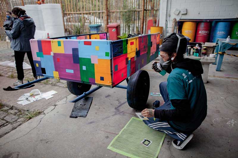 Artistas voluntários renovam a aparência das carroças dos catadores — Foto: Divulgação