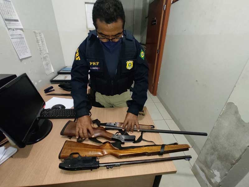 Armas foram encontradas dentro do carro do suspeito — Foto: Divulgação/PRF