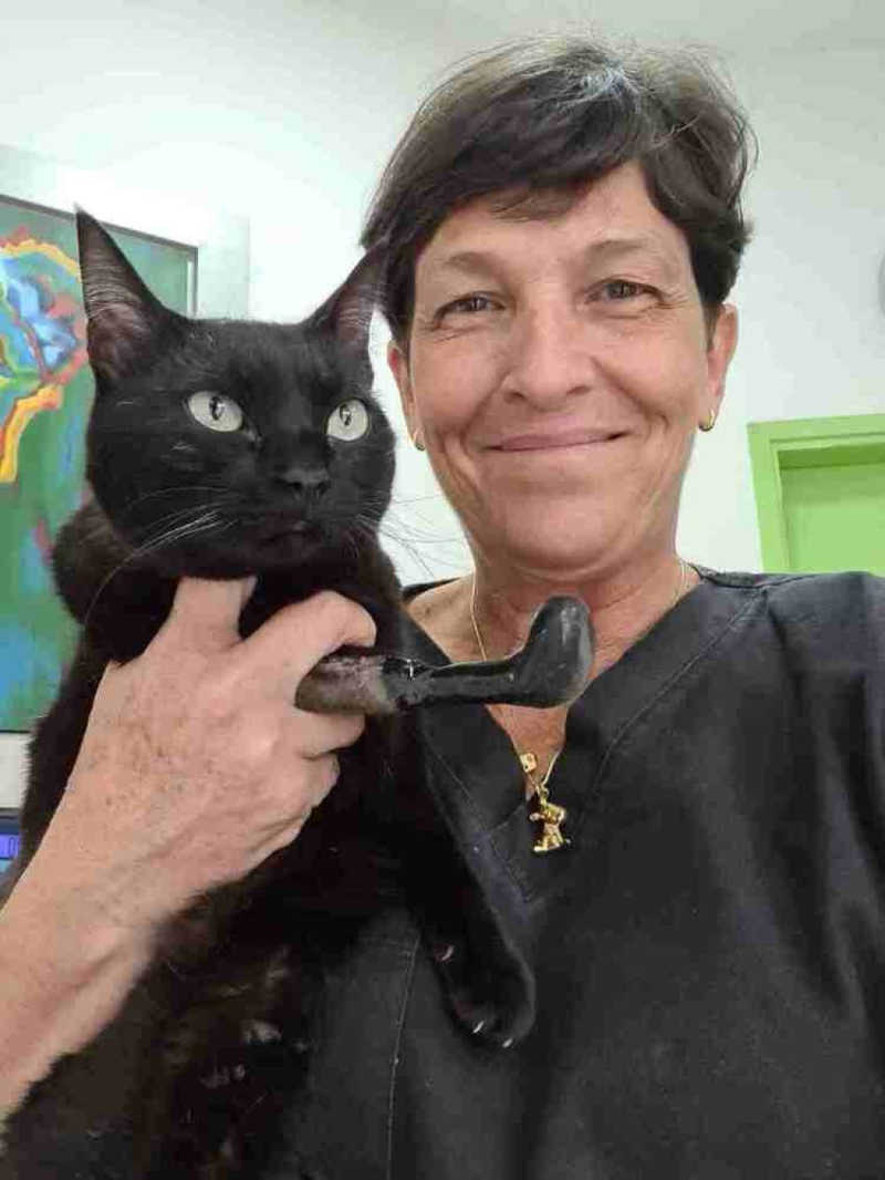 Maria Ângela com um gatinho de prótese (foto: Arquivo Pessoal)