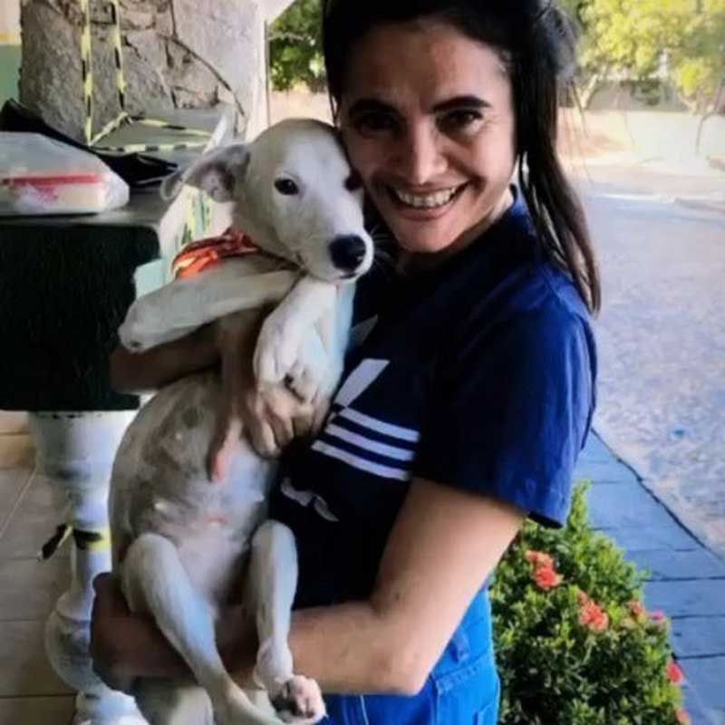 Janaína Soares adotou a cadelinha encontrada pela Guarda Municipal de Aquiraz — Foto: Reprodução
