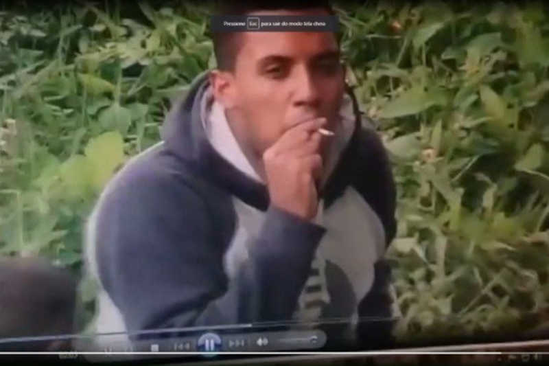 Homem aparece em vídeo obrigando cachorro a inalar fumaça de cigarro de maconha em Samambaia Sul