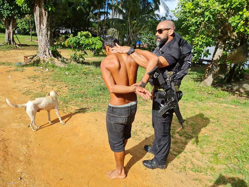 Pescador foi preso e confessou ter esfaqueado o animal — Foto: Polícia Civil/Divulgação
