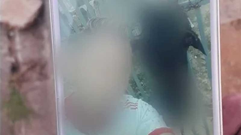 Homem é preso após tirar selfie com a própria cadela morta e pendurada no portão em Araucária, PR