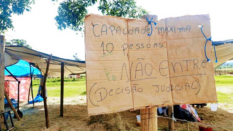 Placa improvisada na entrada do hospital de campanha que cuida das búfalas em Brotas — Foto: Fabio Rodrigues/g1