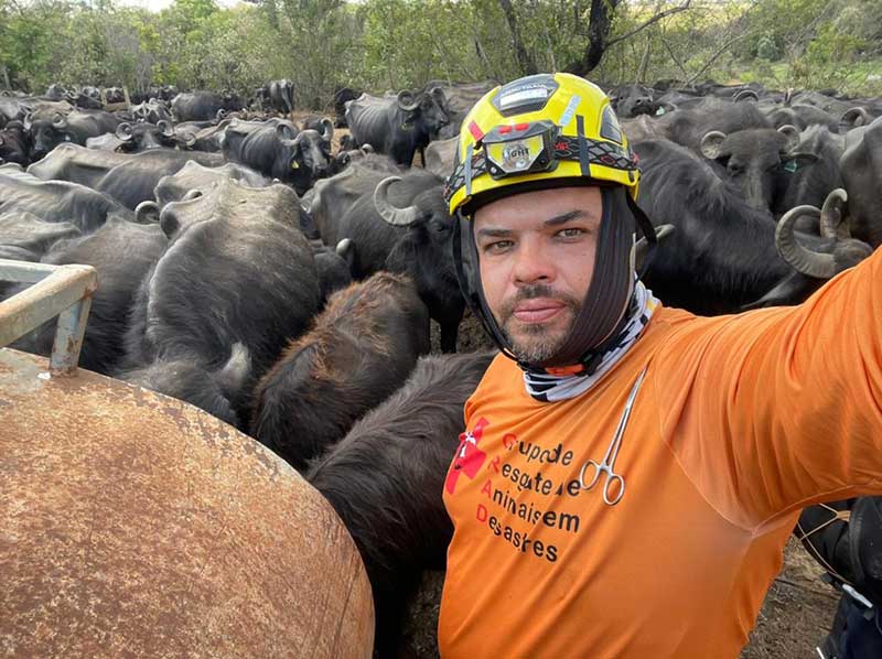 Médico veterinário Daniel Oliveira, integrante do Grad, atua como voluntário no resgate das búfalas em Brotas — Foto: Arquivo Pessoal