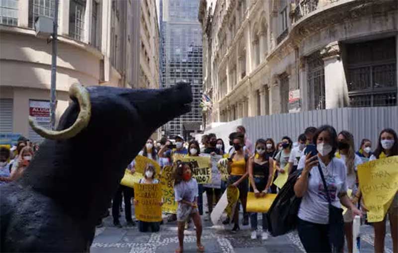 Ato em SP reúne cerca de 100 ativistas em defesa das búfalas de Brotas