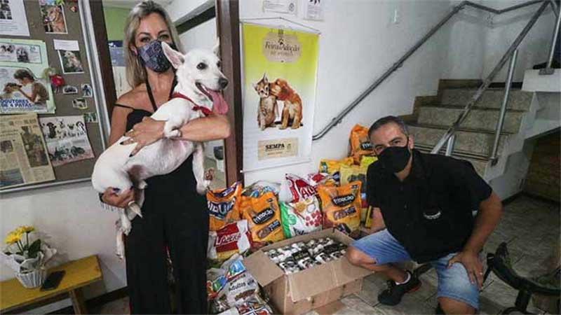Adotantes do cachorro Tintim doam 150 quilos de ração para Canil Municipal de São Leopoldo, RS