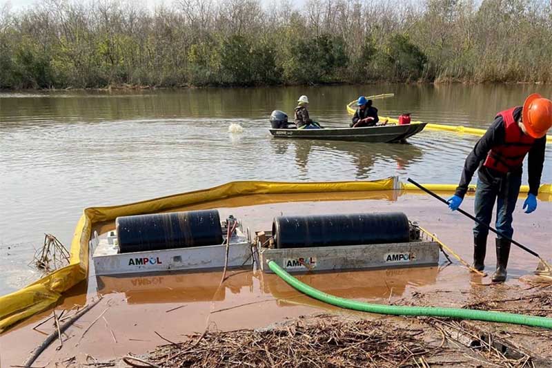 Profissionais do Departamento de Qualidade Ambiental da Louisianna fazem a limpeza de uma das lagoas afetadas pelo derramamento de diesel. Imagem: Louisiana Department of Environmental Quality