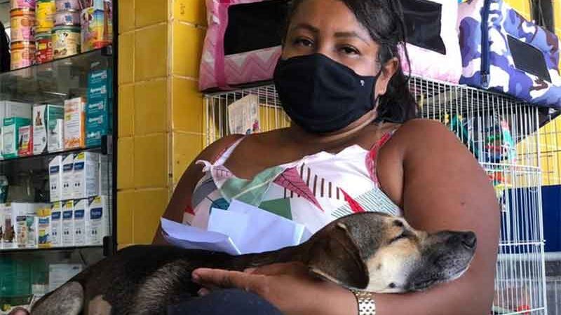 Cachorro é baleado e tutora acusa policial militar de atirar contra o animal, em Cabedelo, PB