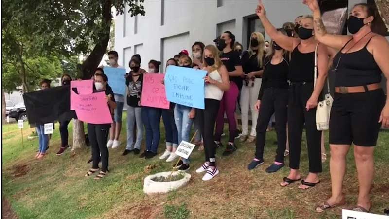 Grupo protesta contra maus-tratos a animais em Cascavel, PR
