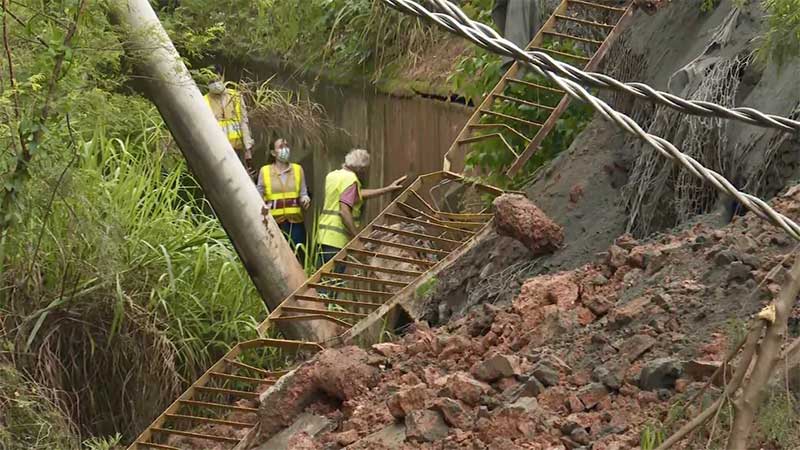 Técnicos da CCR Nova Dutra avaliam a situação do solo após desabamento ocorrido nesta quinta (6) — Foto: Reprodução/TV Globo