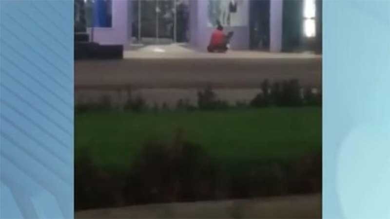 Vídeo flagra homem estuprando cadela no meio da rua em MT