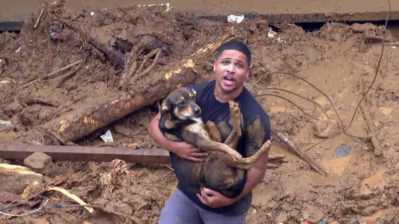 Morador de Petrópolis (RJ) reencontra cão após deslizamento
