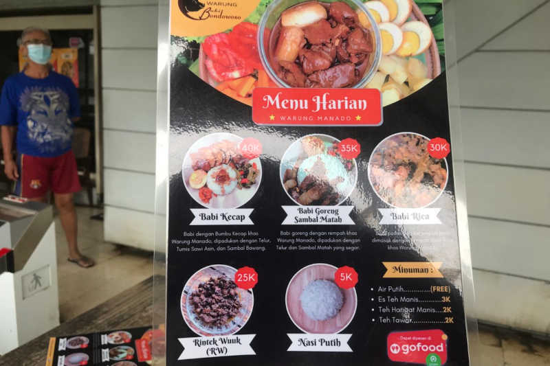 “RW” (pronuncia-se “air way”) – carne de cachorro – em um menu em um restaurante Malang. A cidade proibiu o comércio e o consumo de carne de cachorro. Imagem de Eko Widianto/Mongabay Indonésia.