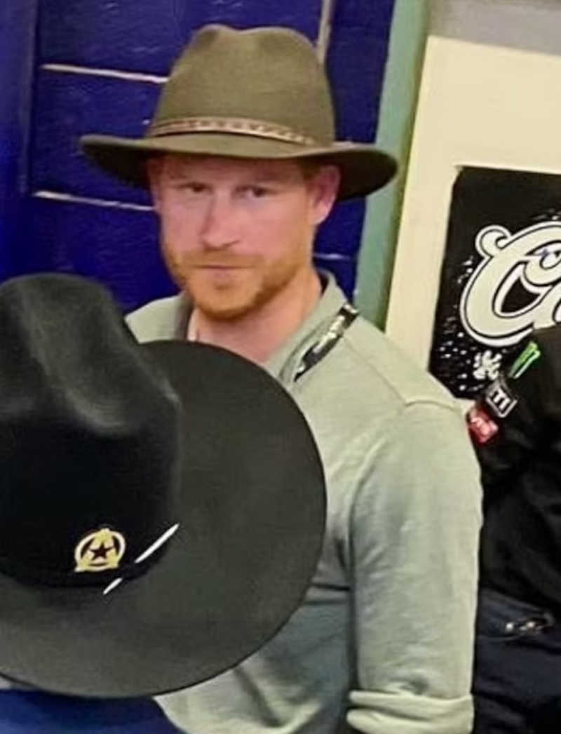 Harry certamente tentou se vestir de acordo com sua visita ao rodeio do Texas, vestindo um chapéu de safári Overland verde-oliva e uma camisa verde-clara, com as mangas arregaçadas.