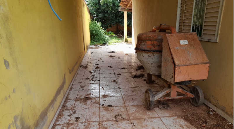 Cadela debilitada e com sinais de maus tratos é resgatada de casa abandonada em Cuiabá