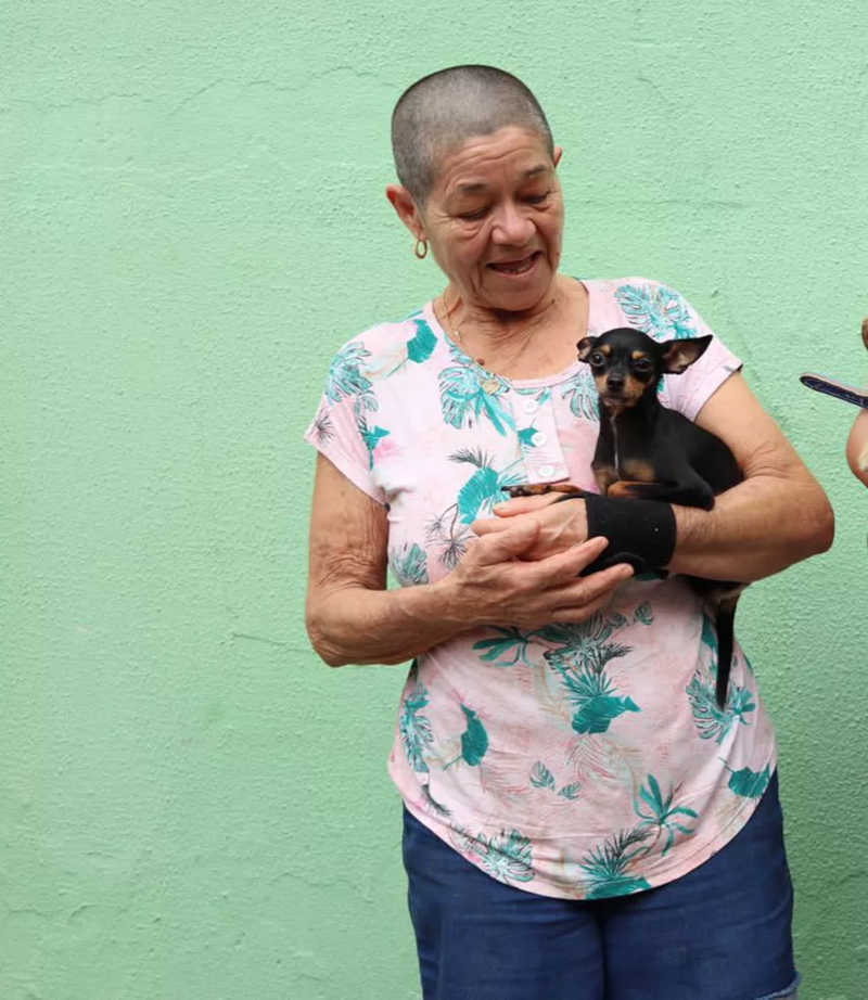 Vera Lucia com a 'Fofinha', a cadela que mais ficava com a protetora — Foto: Arquivo pessoal/Hmda Untar