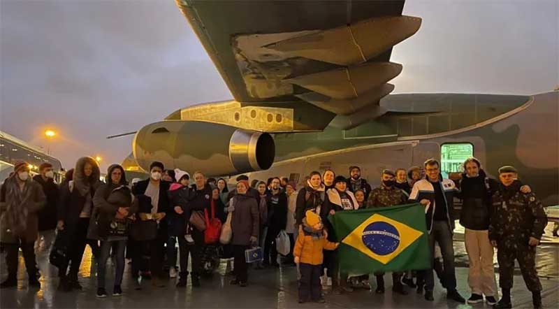 Avião da FAB parte da Polônia com brasileiros e animais resgatados da guerra
