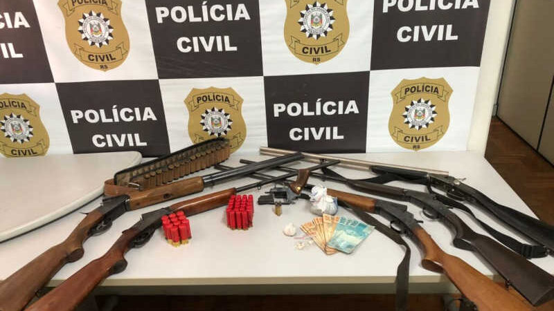 Dois homens são presos por caça de animais silvestres e porte ilegal de arma de fogo em Caxias do Sul, RS