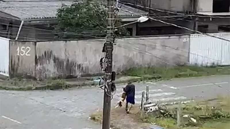Homem é flagrado enforcando e chutando cachorro em SC; VÍDEO